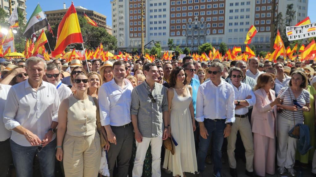 El presidente de la Xunta de Galicia, Alfonso Rueda, la presidenta de Baleares, Margarita Prohens, el presidente de la Junta, Alfonso Fernández Mañueco, el presidente de la Junta de Andalucía, Juan Manuel Moreno, la presidenta de la Comunidad de Madrid, Isabel Díaz Ayuso, el presidente del PP, Alberto Núñez Feijóo y el expresidente del Gobierno José María Aznar, en la concentración de este domingo en Madrid