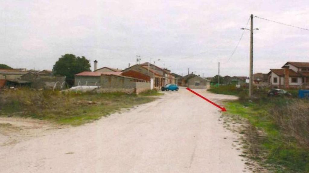 Al fondo, el pueblo de Arroyo de Cúellar, y en primer plano, la pista de tierra donde Yorki dejó el cadáver de su expareja.