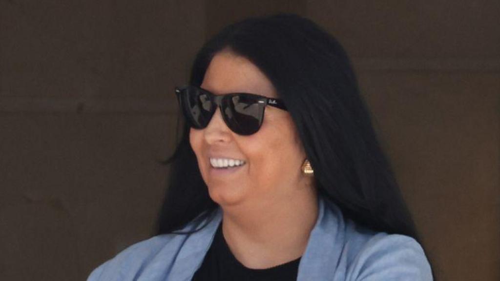 Sara Verdasco y Juan Carmona abandonan la Clínica Ruber Internacional tras el nacimiento de su tercera hija en común.