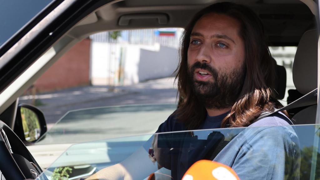 Juan Carmona, hijo de Juan José Carmona, integrante de Ketama, abandonaba el hospital acompañado de su mujer y dos familiares.