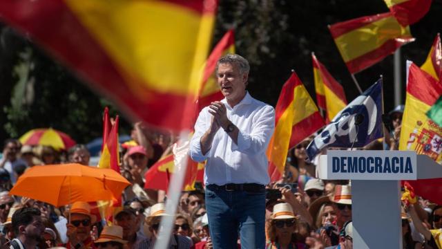 Alberto Núñez Feijóo, durante la concentración celebrada este domingo en Madrid bajo el lema 'Mafia o democracia'.
