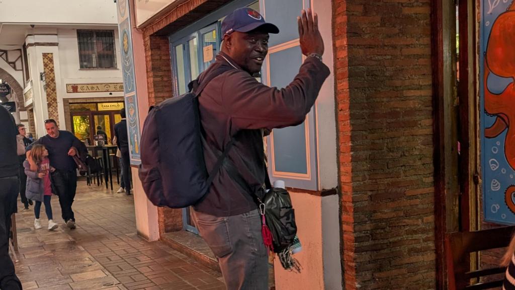 Souleymane vendiendo pulseras.