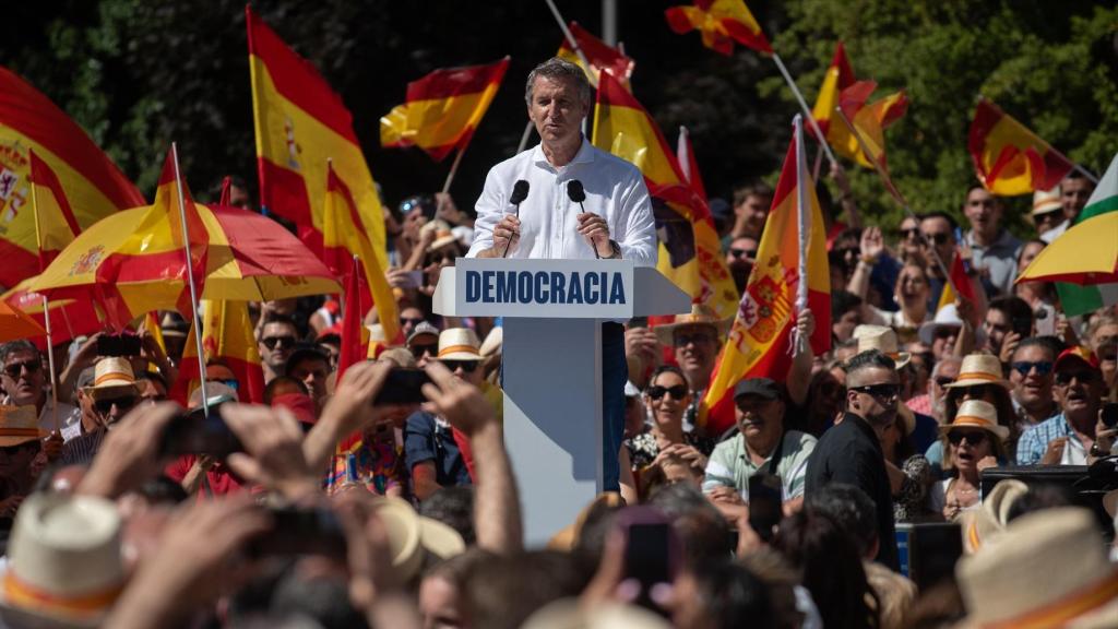 Alberto Núñez Feijóo durante la concentración del PP bajo el lema en la Plaza de España de Madrid.