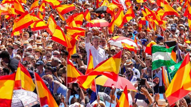 Alberto Núñez Feijóo, durante la concentración celebrada este domingo en Madrid bajo el lema 'Mafia o democracia'.