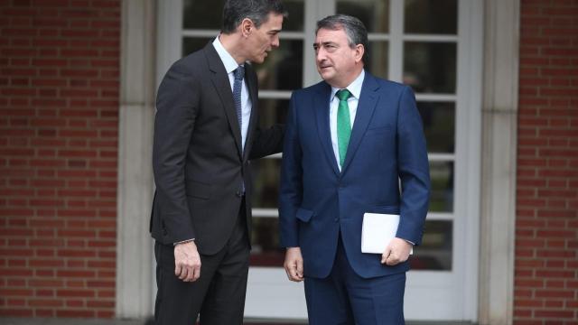El presidente del Gobierno, Pedro Sánchez, y el dirigente del PNV, Aitor Esteban.