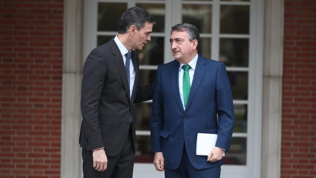 El presidente del Gobierno, Pedro Sánchez, recibe al portavoz del PNV en el Congreso, Aitor Esteban, en el Palacio de la Moncloa, a 13 de marzo de 2025, en Madrid (España).
