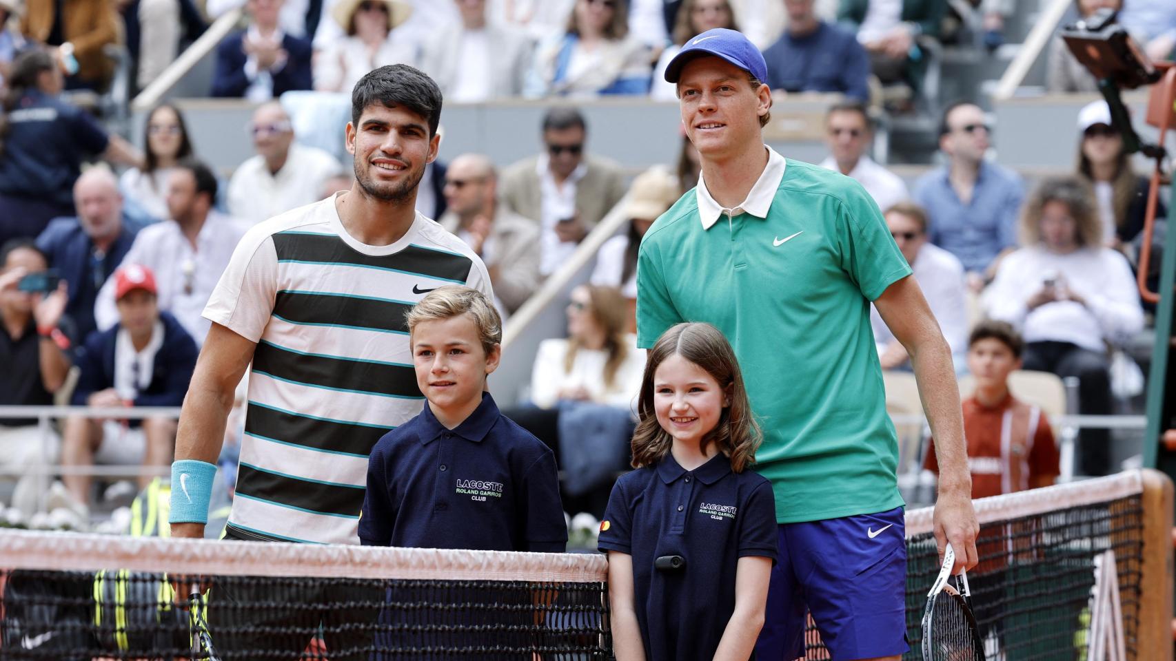 El italiano Jannik Sinner y el español Carlos Alcaraz posan para una fotografía antes de la final de Roland Garros 2025
