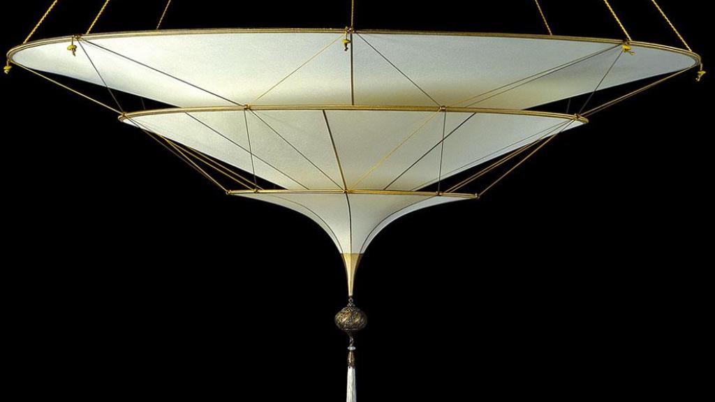 Lámpara de tres niveles en forma de pagoda invertida, similar a la que tienen Richard Gere y Alejandra Silva en su vestidor.