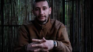 Rizos durante la entrevista para EL ESPAÑOL, cerca del frente de combate de Járkiv.