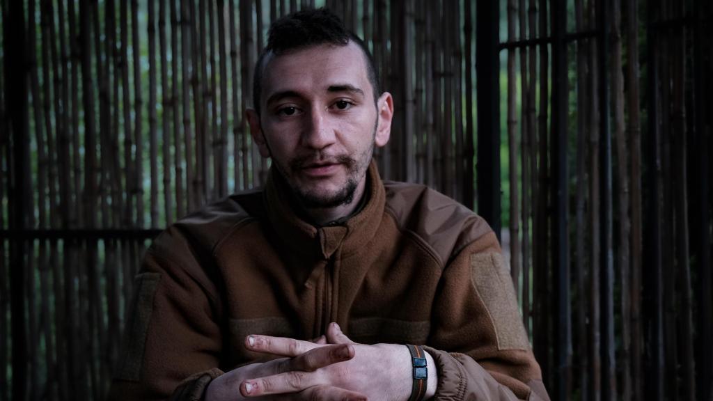 Rizos durante la entrevista para EL ESPAÑOL, cerca del frente de combate de Járkiv.