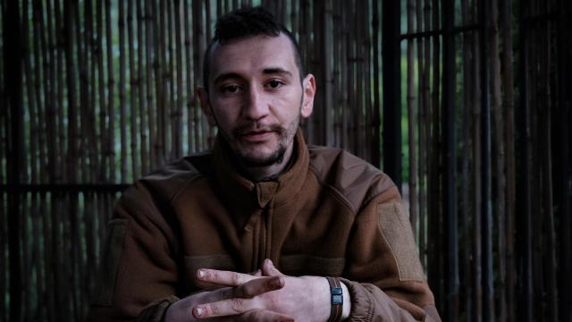 Rizos durante la entrevista para EL ESPAÑOL, cerca del frente de combate de Járkiv.