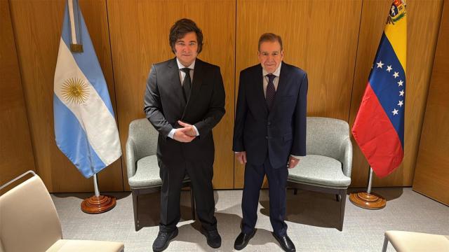 El presidente de Argentina, Javier Milei, y el líder opositor venezolano, Edmundo González, reunidos en Madrid.
