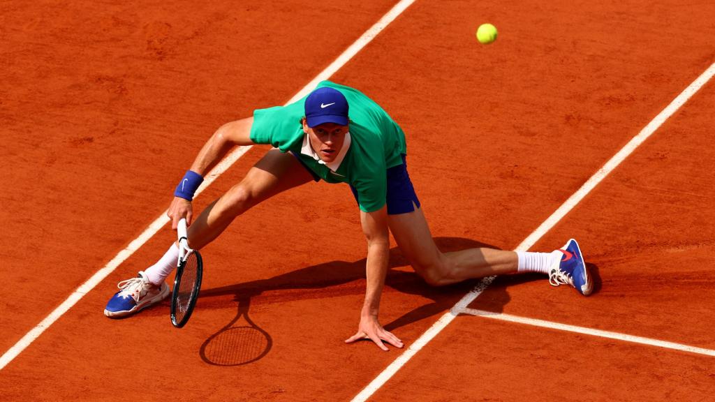 Sinner devuelve un golpe muy forzado en la última final de Roland Garros.
