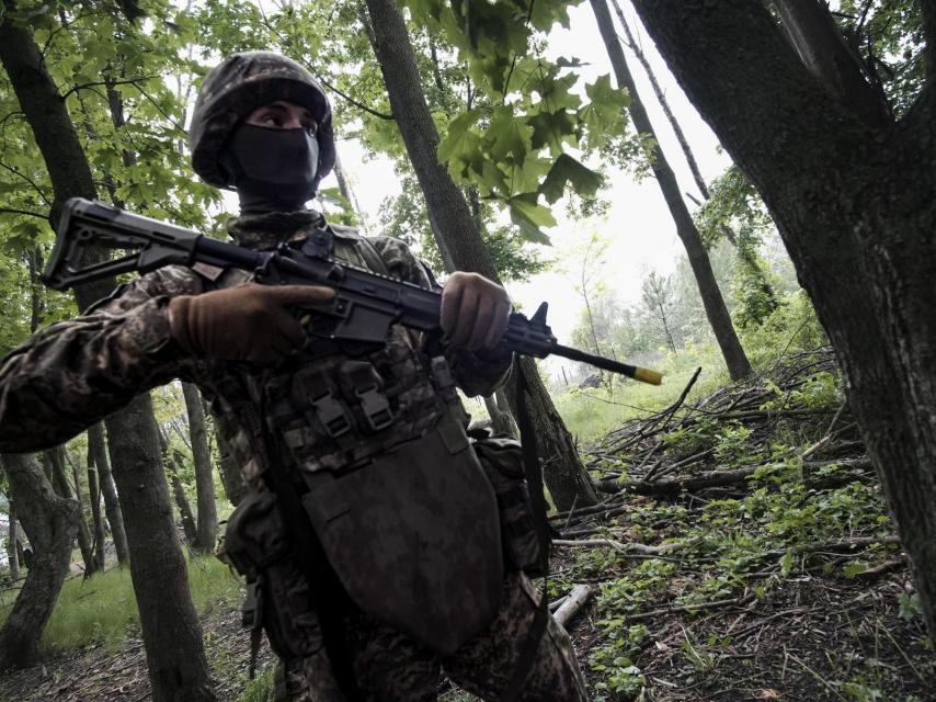 El combatiente español 'Rizos' durante la instrucción militar que está recibiendo cerca del frente de combate de Járkiv.