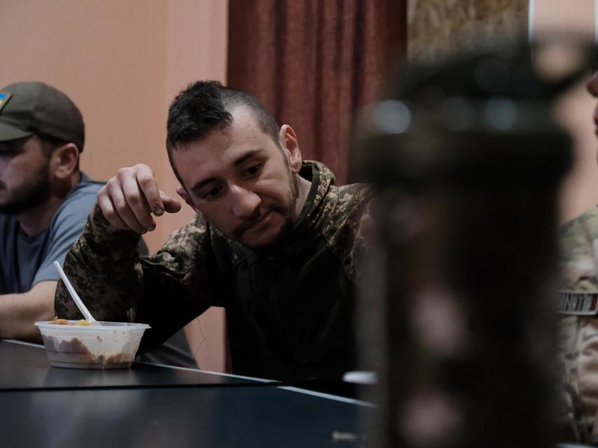 Rizos, durante el turno de comidas, junto a otros combatientes voluntarios extranjeros de la Brigada Khartiia.