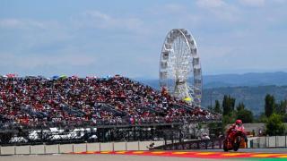 Imagen de la grada 7 y la noria al paso de Marc Márquez.