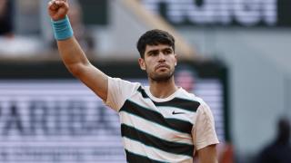 Carlos Alcaraz celebra un punto durante la final de Roland Garros.
