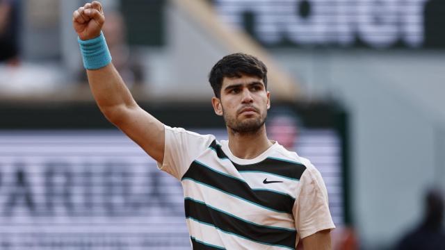 Carlos Alcaraz celebra un punto durante la final de Roland Garros.