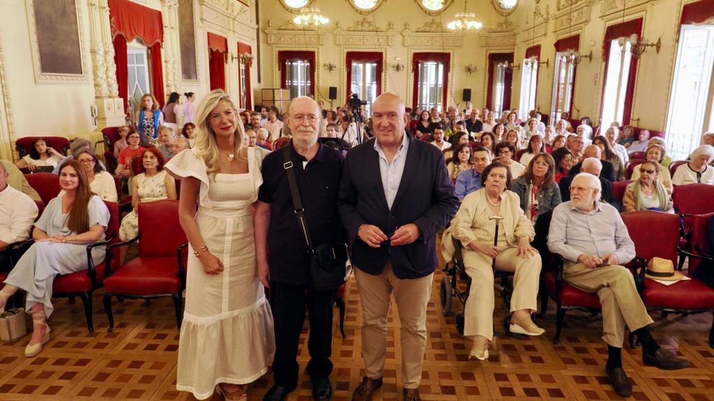 El alcalde de Valladolid, Jesús Julio Carnero, y la concejala de Cultura, Irene Carvajal, en el homenaje a Joaquín Díaz