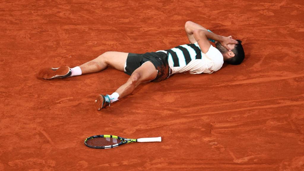Carlos Alcaraz celebra la victoria en Roland Garros.
