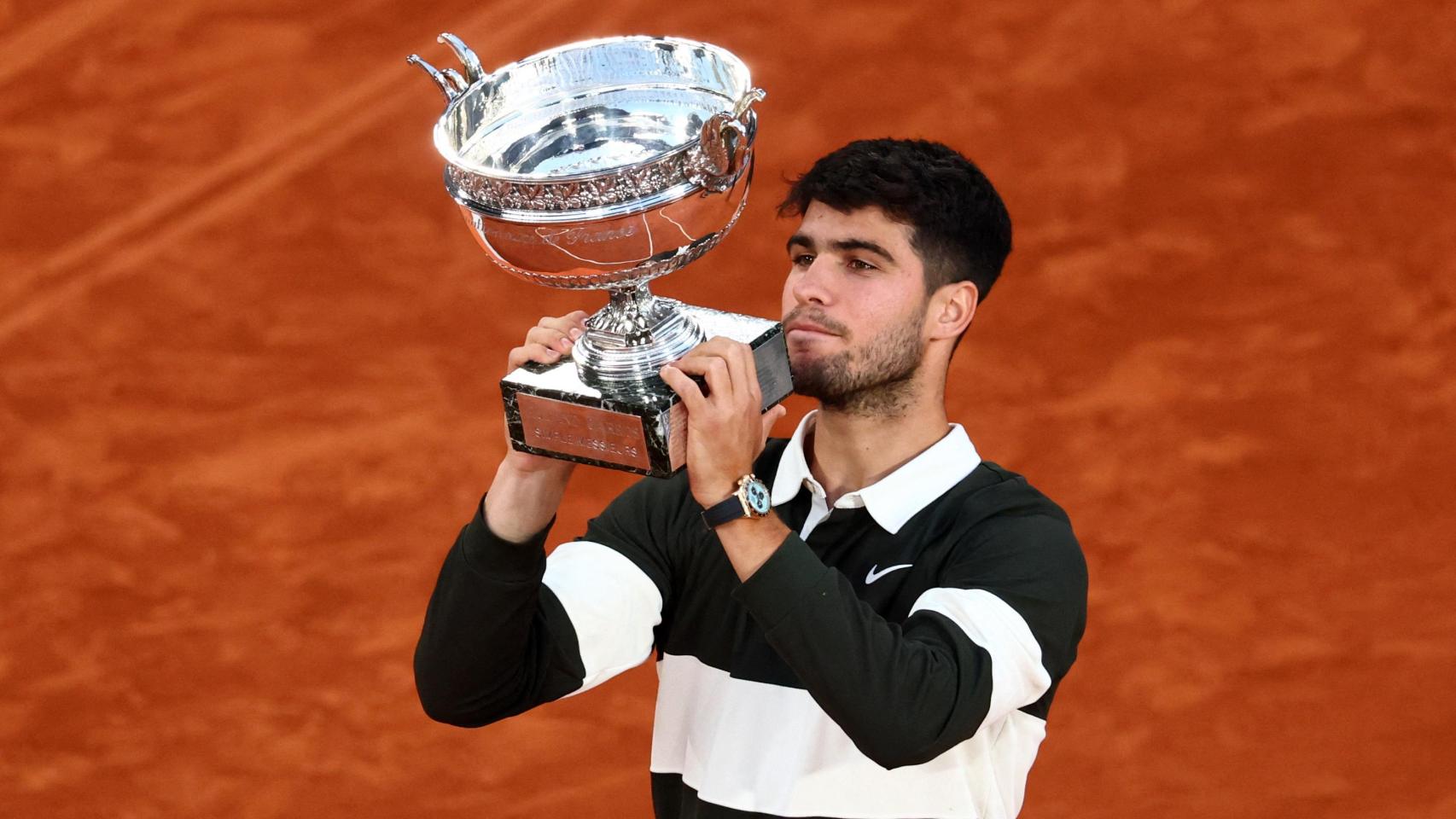 Alcaraz levanta el título de Roland Garros tras remontar ante Sinner.