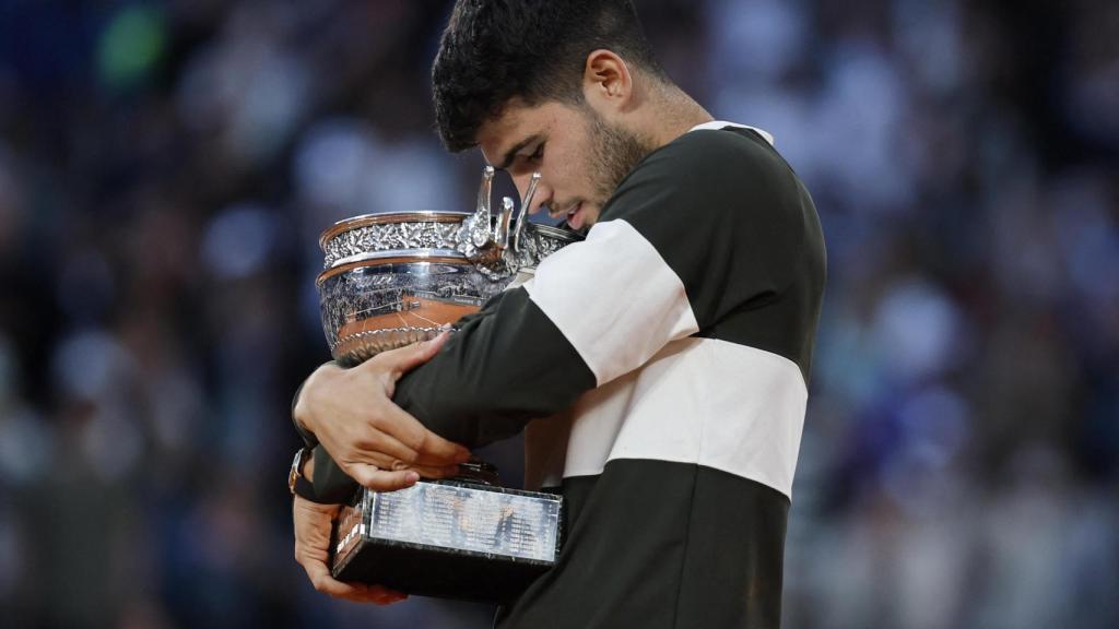Carlos Alcaraz abraza la Copa de Mosqueteros.