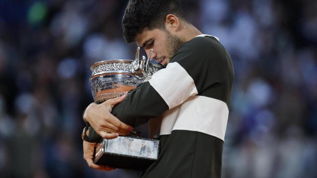 Carlos Alcaraz abraza la Copa de Mosqueteros.