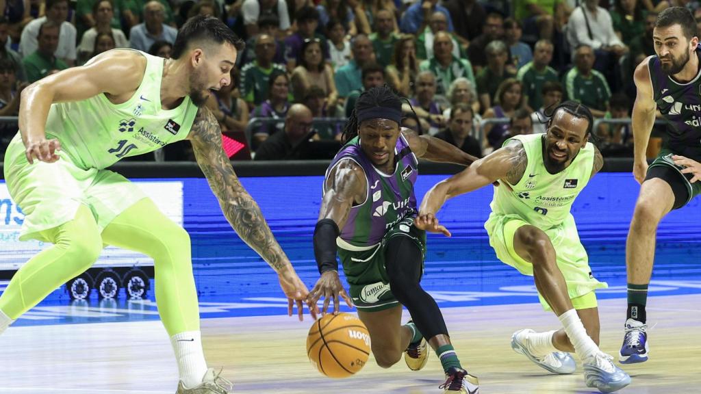 Perry trata de llevarse el balón en la pugna con Hernangómez y Punter.