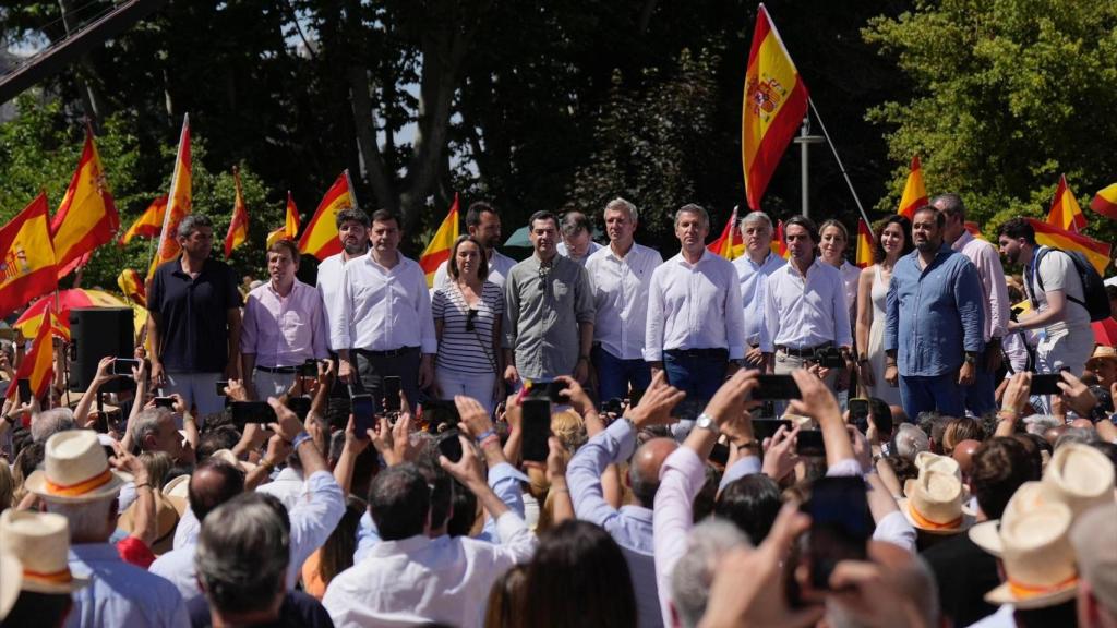 Alberto Núñez Feijóo y José María Aznar, este domingo rodeados por los barones regionales del PP en la plaza de España de Madrid.