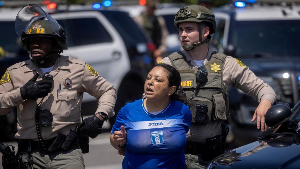 Una mujer es detenida durante las protestas en Los Ángeles.