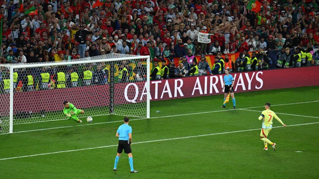 Diogo Costa detiene el penalti de Morata.