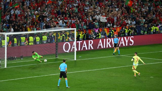 Diogo Costa detiene el penalti de Morata.