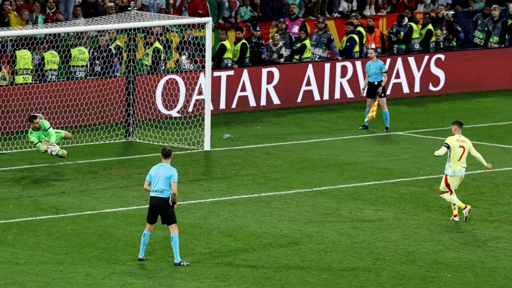 Diogo Costa detiene el lanzamiento de penalti a Álvaro Morata.