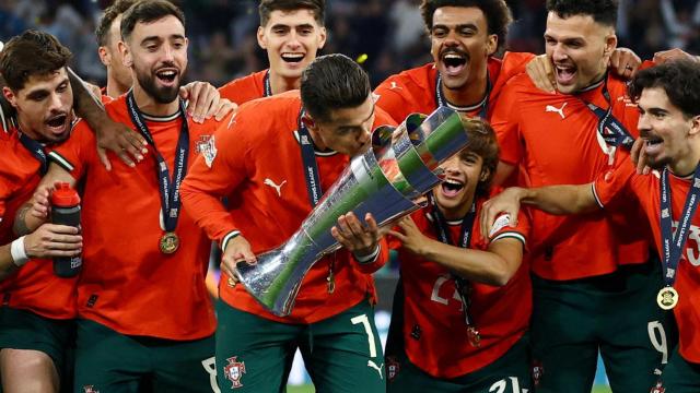 Cristiano Ronaldo besa el título de la Nations League.
