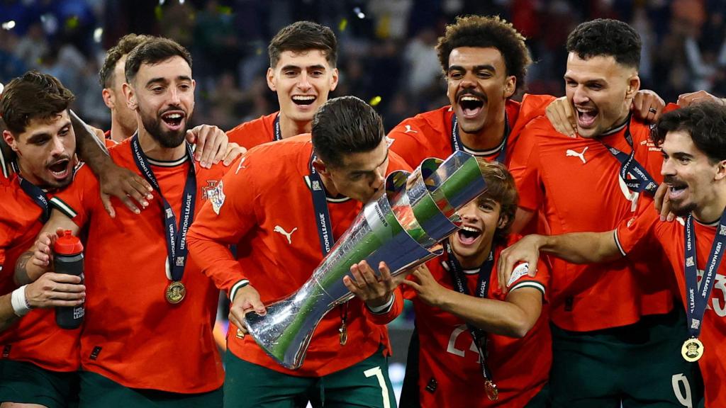 Cristiano Ronaldo besa el título de la Nations League.