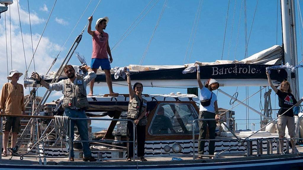 Miembros de la tripulación del Madleen antes de iniciar su travesía a Gaza.