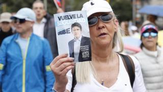 Una mujer sostiene un cartel durante una caminata por la paz y en apoyo al senador Miguel Uribe Turbay este domingo en Bogotá.