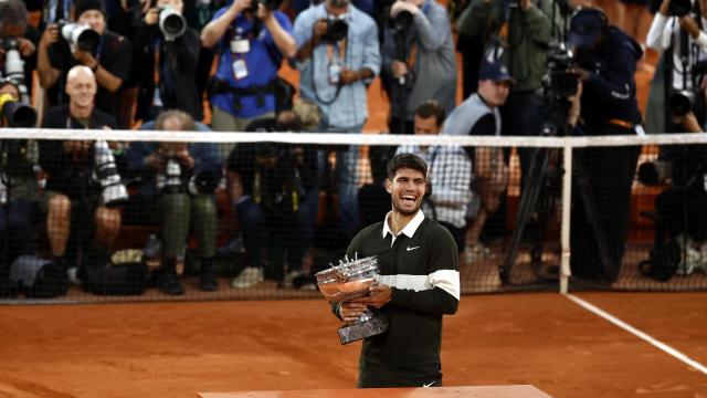 Carlos Alcaraz, apuntado por decenas de cámaras en su celebración de Roland Garros