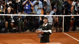 Carlos Alcaraz, apuntado por decenas de cámaras en su celebración de Roland Garros