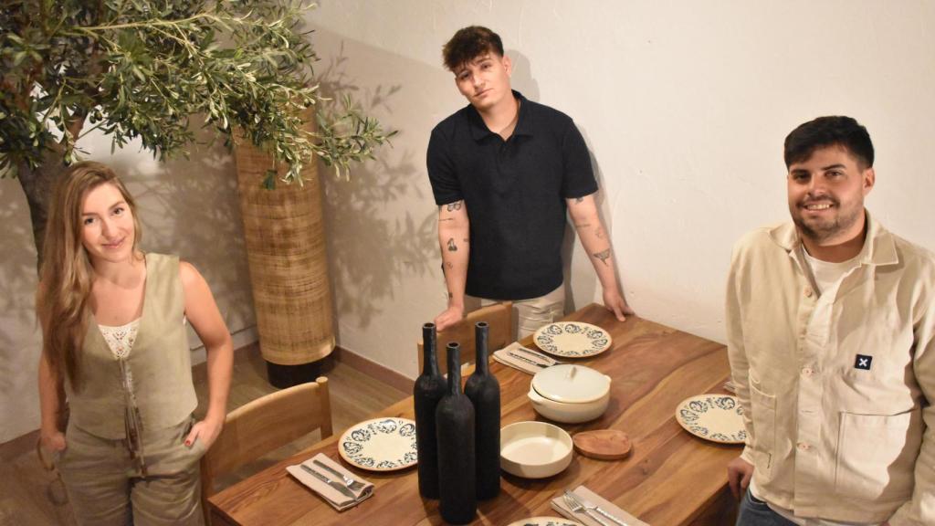 De izquierda a derecha: Sofía Molaguero, Roberto Sanz y Chavi Martín en el nuevo restaurante Lógico