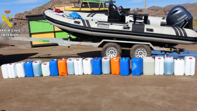 La patera, junto al combustible intervenido.