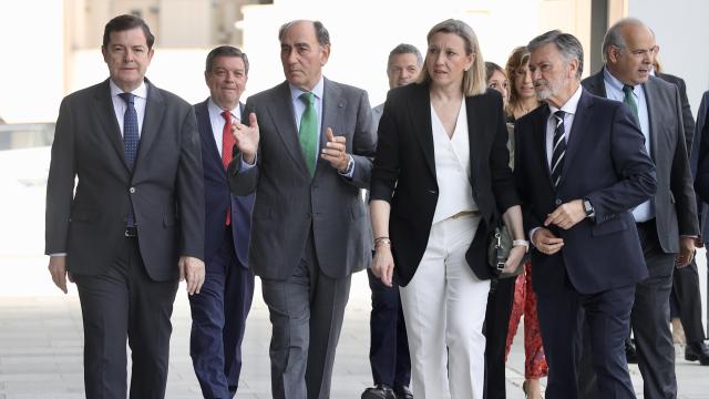 El presidente de la Junta, Alfonso Fernández Mañueco, a su llegada al foro de La Razón celebrado este lunes