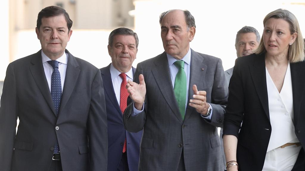 El presidente de la Junta, Alfonso Fernández Mañueco, a su llegada al foro de La Razón celebrado este lunes