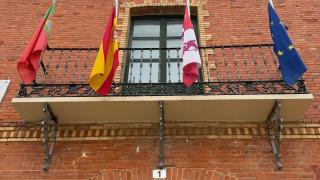 Banderas a media asta del Ayuntamiento de Cigales en una foto de archivo