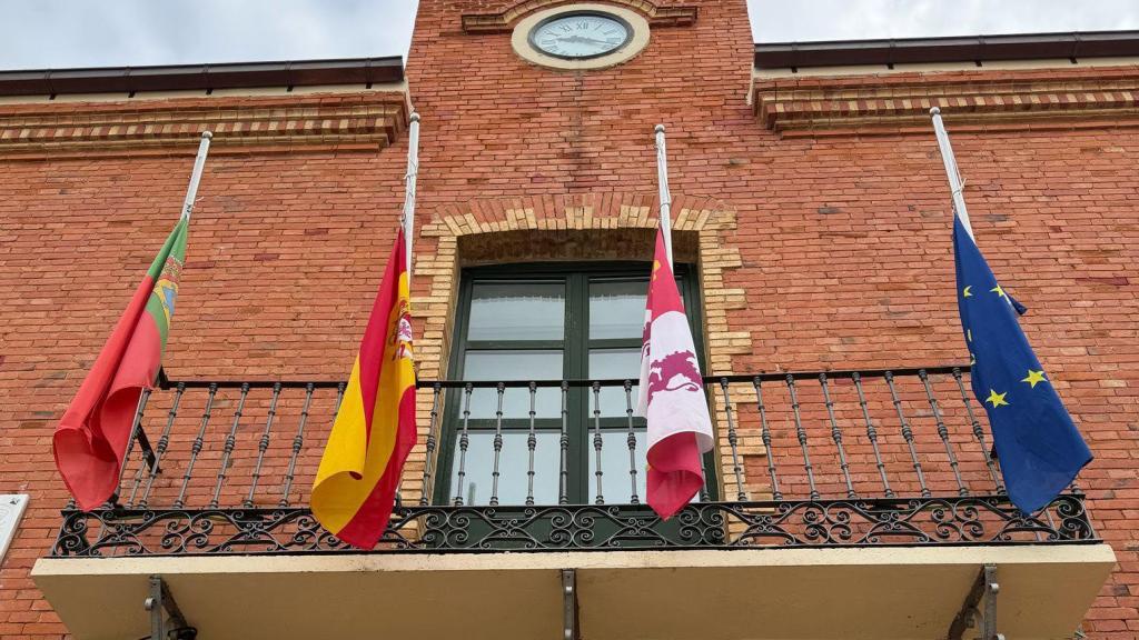 Banderas a media asta del Ayuntamiento de Cigales en una foto de archivo