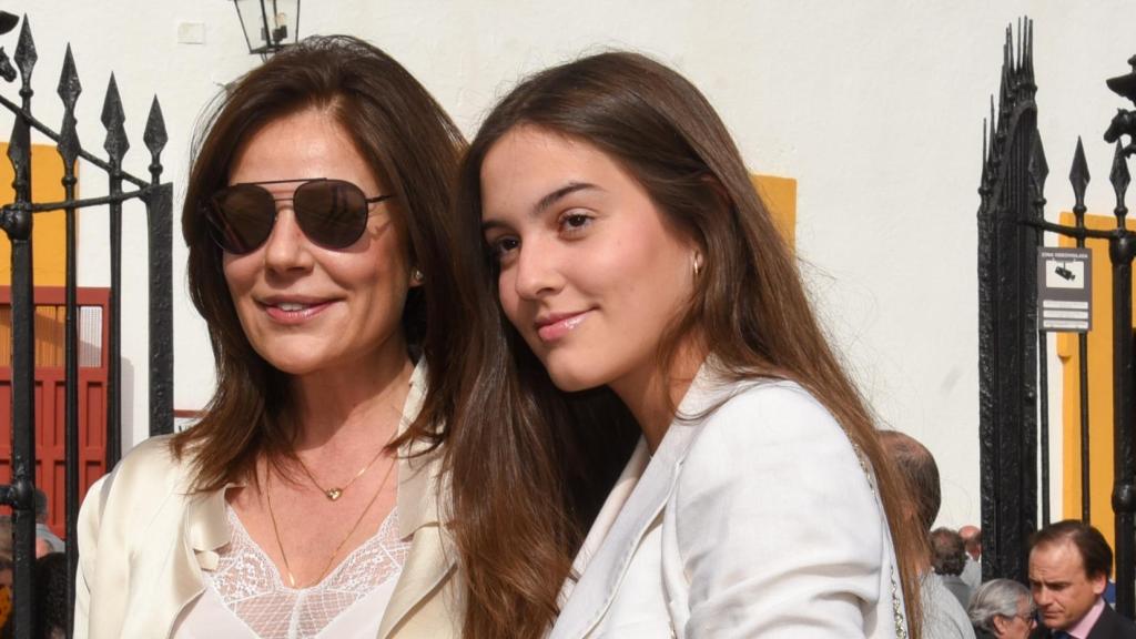 Nuria González junto a su hija, Alma, en una imagen captada en 2023, en Sevilla.