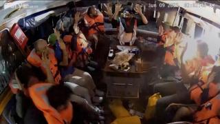 La tripulación del 'Madleen' en el interior del yate con las manos en alto justo antes de la intervención de los soldados israelíes.