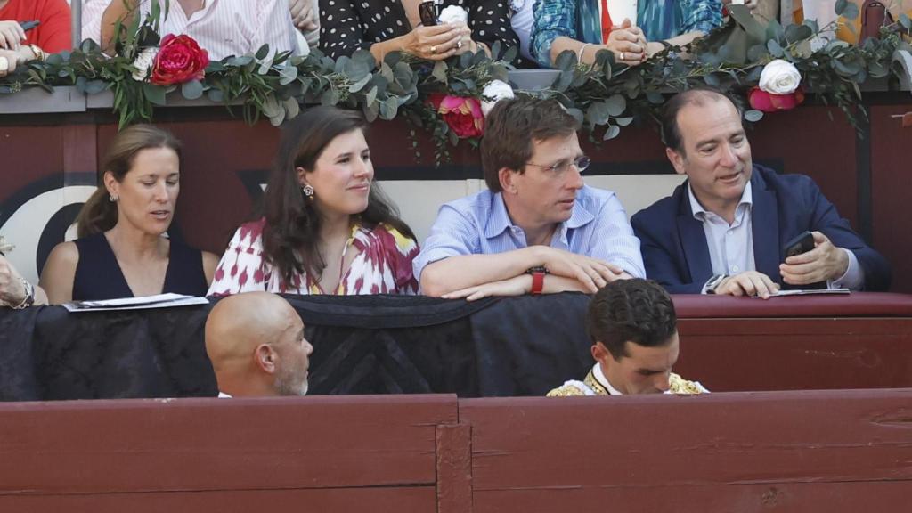 Teresa Urquijo y José Luis Martínez-Almeida en los toros.