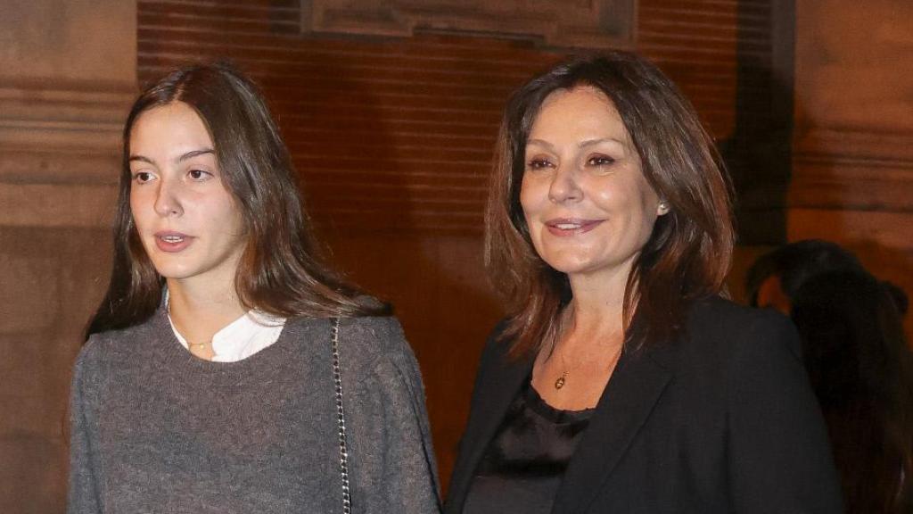 Nuria González junto a su hija menor, Alma, en un acto público en 2024.