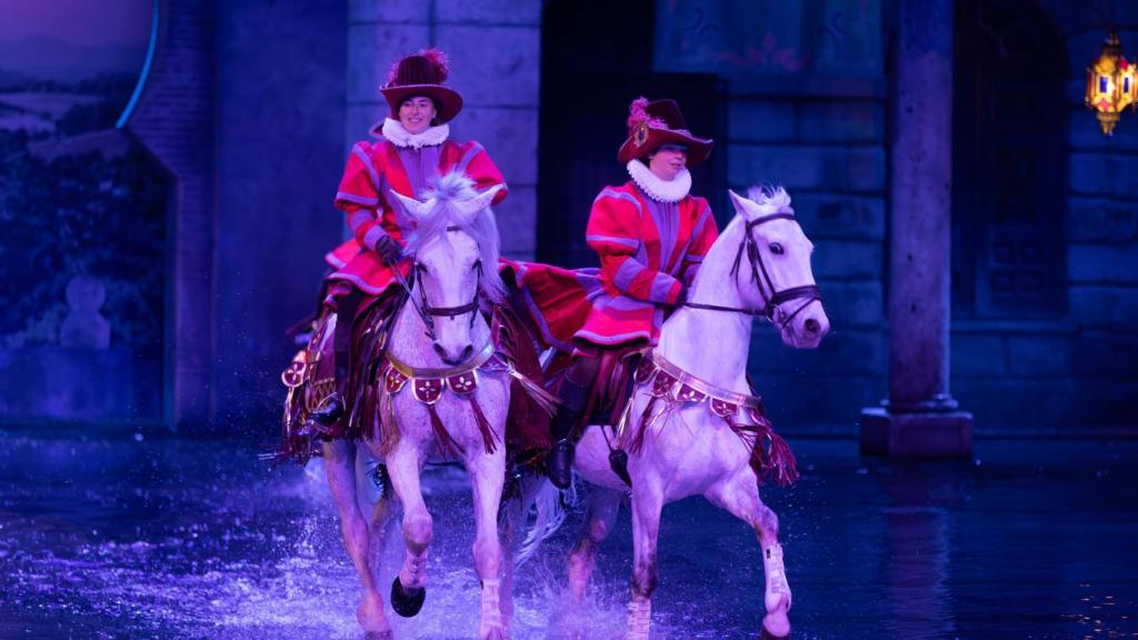 Dos de las actrices de Puy du Fou montadas a caballo.
